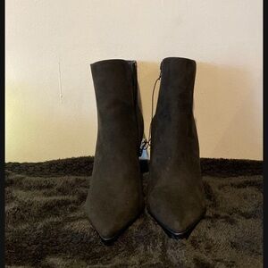 NWT-MARK NEWYORK Elegant Black Ankle Booties